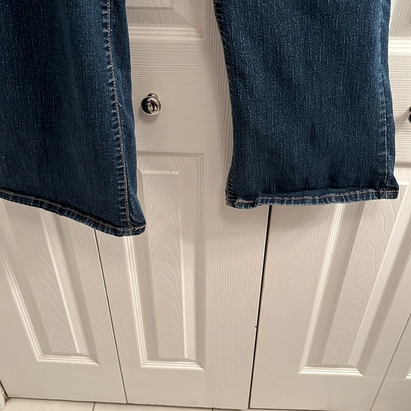 Women’s Red Tag Levi’s Perfectly Slimming 512 Bootcut size 16. Stretchy - Picture 4 of 8